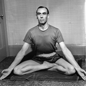 Dr. King practicó varios formas de yoga por más de 8 horas por día por más de 8 años.